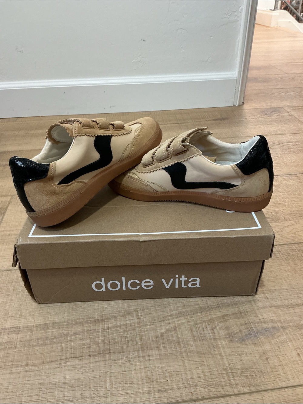 Dolce Vita Tan & Black Mixed-Material Low-Top Sneakers